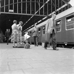 836853 Afbeelding van reizigers die zich gereedmaken voor vertrek met de Bergland Expres vanaf het N.S.-station Den ...